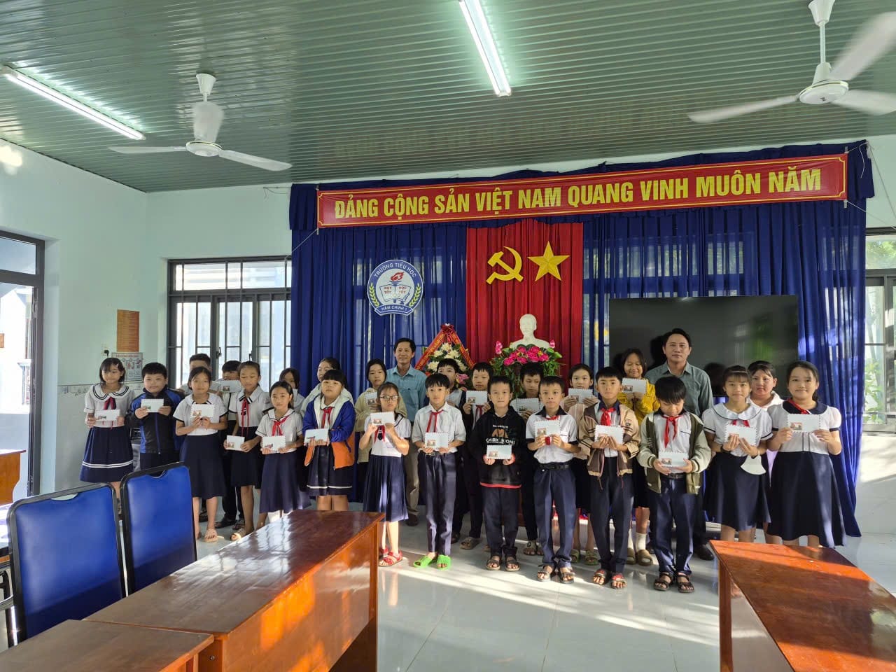 UBMTTQ xã Hàm Liêm hỗ trợ học sinh Trường Tiểu học Hàm Chính 1 bị lũ lụt